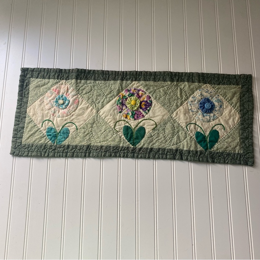 Vintage Yo Yo Quilt Wall Hanging Floral Quilted Table Centerpiece Cottage Decor